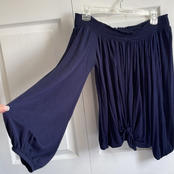 South Moon Under. Abbeline. Off the shoulder. Navy blue top  by - Picture 2 of 5